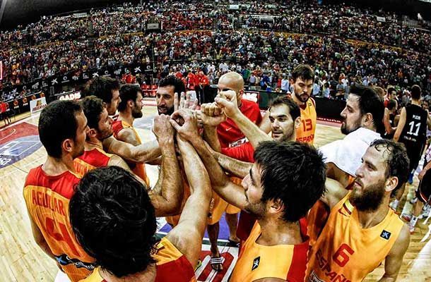 En tu equipo hay un jugador nuevo que no se sabe muy bien las jugadas y se equivoca, ¿Qué haces?