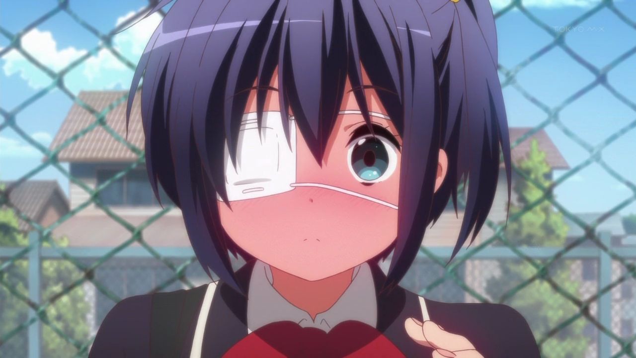 ¿De qué color es el ojo que Rikka mantiene oculto bajo su parche? (Chuunibyou)