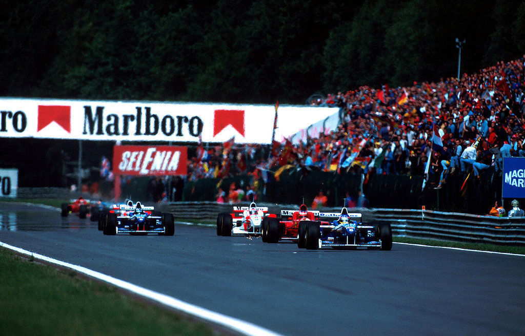 ¿Que piloto logró en 1996 iniciar todos los Grandes Premios desde la primera fila de la parrilla?