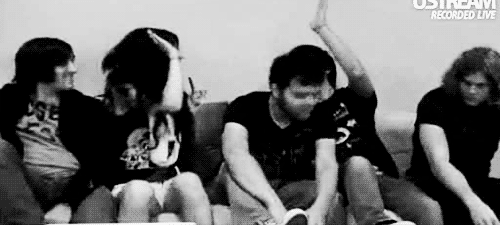 Estáis en un sofá y necesitas romper el hielo, ¿Qué haces?