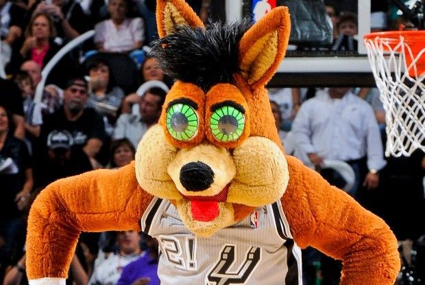 ¿Qué nombre recibe la mascota de los spurs?