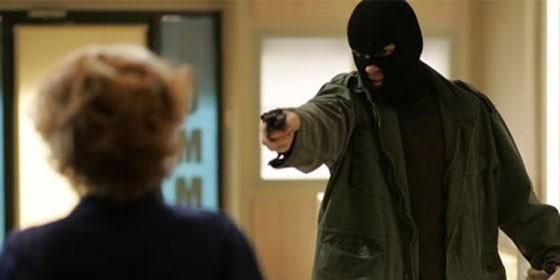 Estás en medio de un atraco en un banco y uno de los implicados te obliga a que mates a una de estas personas ¿a cuál eliges?