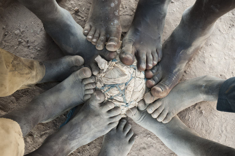 ¿Qué selección se retiró de una edición por no poder jugar descalzos?