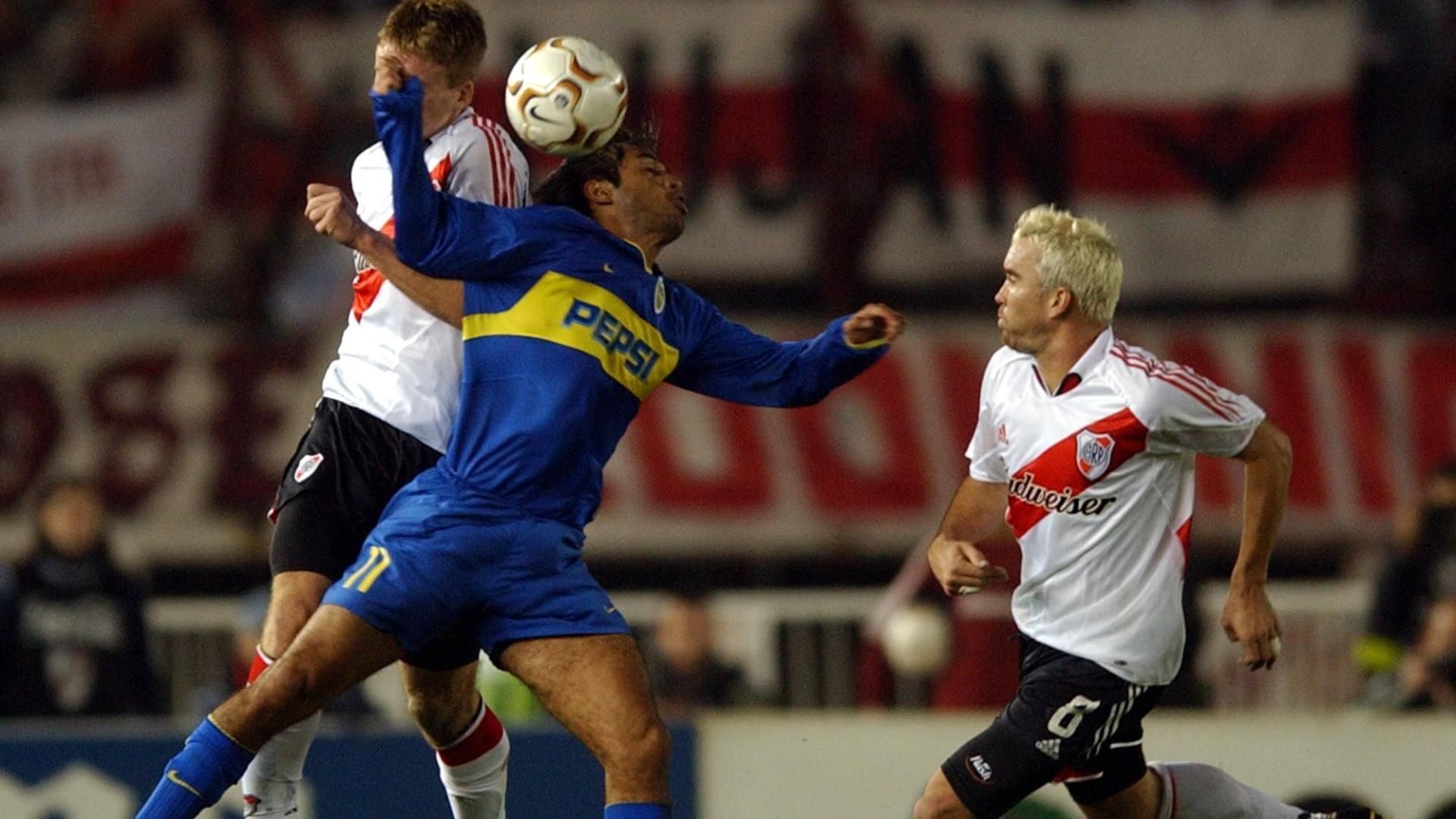 ¿Quién fue local en el partido de ida de las semifinales por la Copa Libertadores de 2004 entre Boca y River?