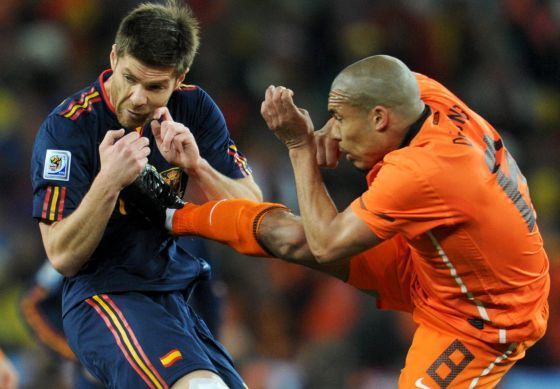 ¿Quién le propinó esta patada a Xabi Alonso en la final? (Demasiado Fácil)