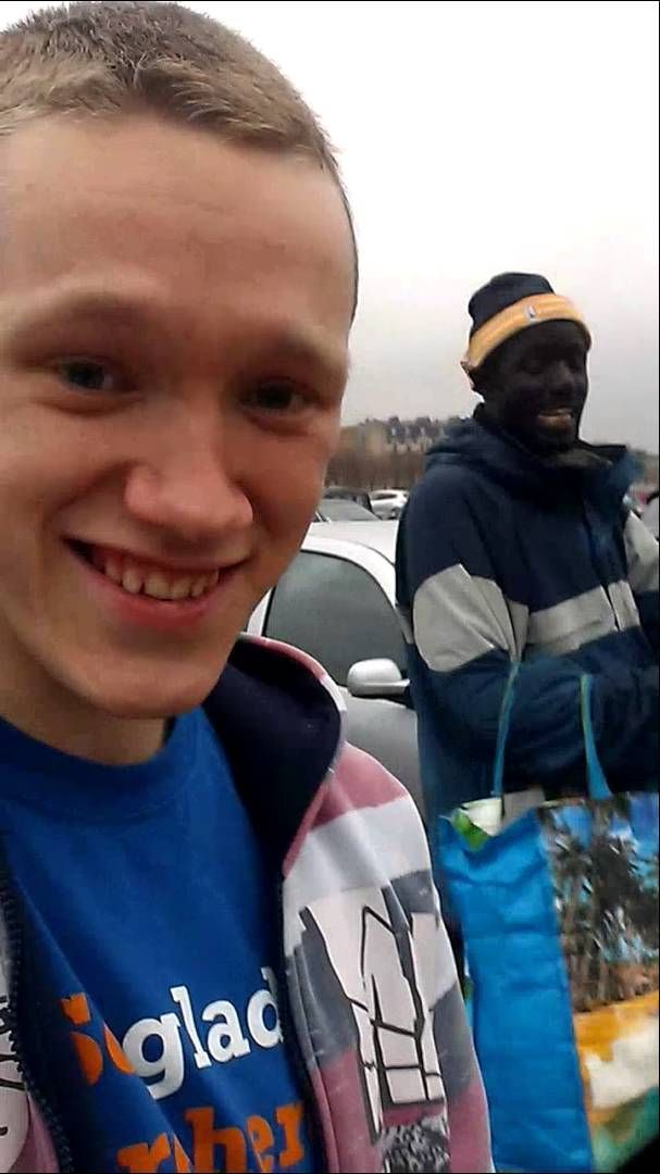 ¿Del 1 al 5, cuánto le darías a este tío de atractivo? (el blanco rubio)