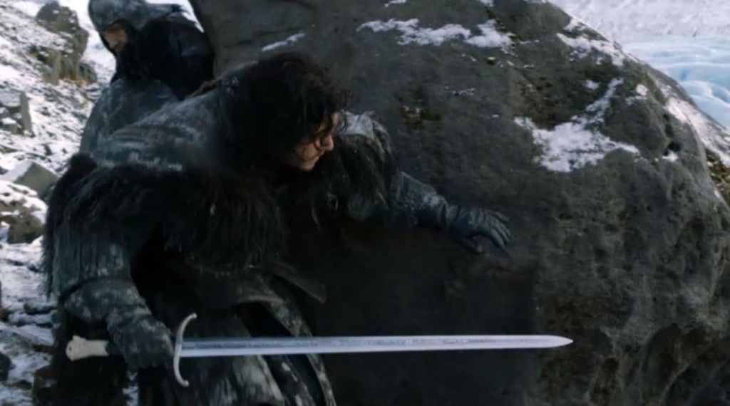 ¿Cuál es el nombre de la espada de acero valirio que Jeor Mormont le entrega a Jon Nieve?