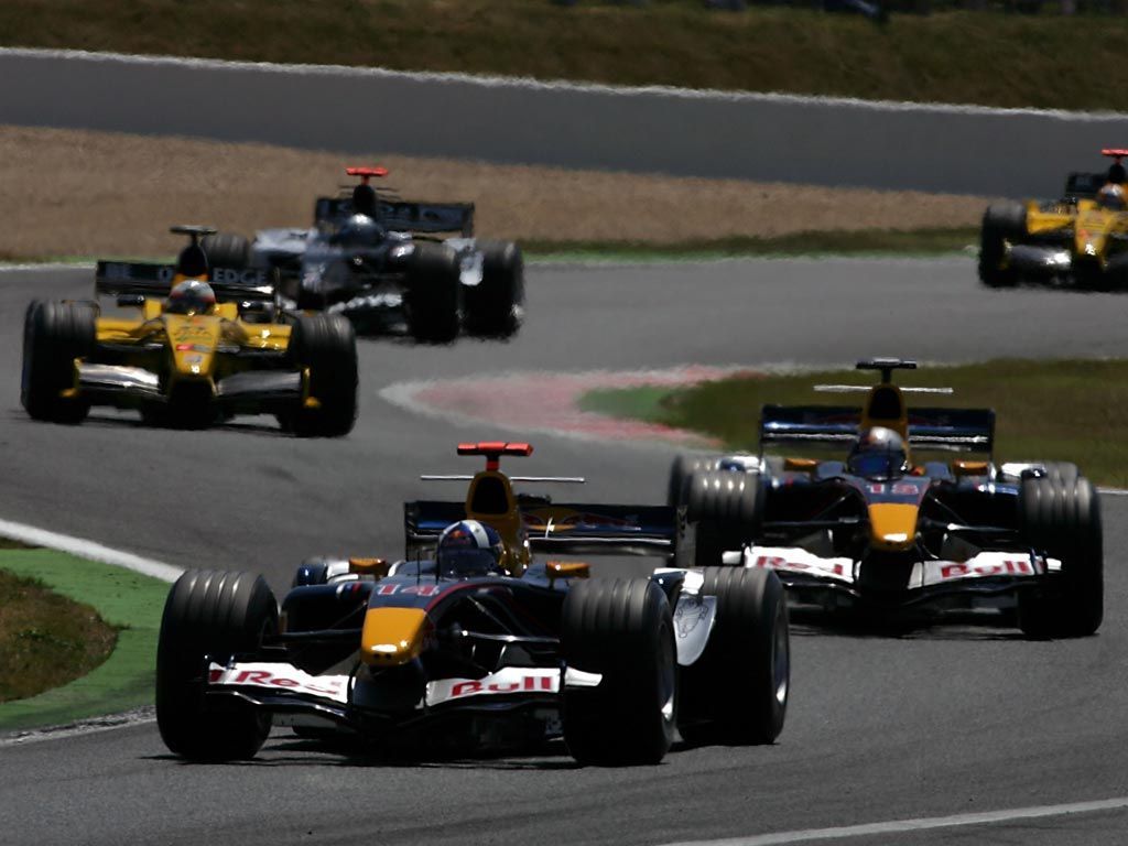 ¿En que año debuta Red Bull en la F1 y que escuderia adquiere para ello?