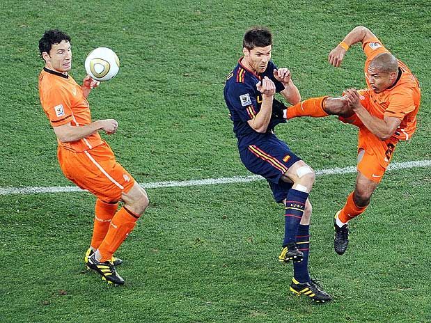 ¿Qué holandés fue expulasdo en la final del mundial 2010
