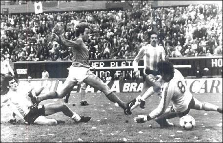 ¿Cuál es el jugador con más PARTIDOS JUGADOS en la historia de la competición?