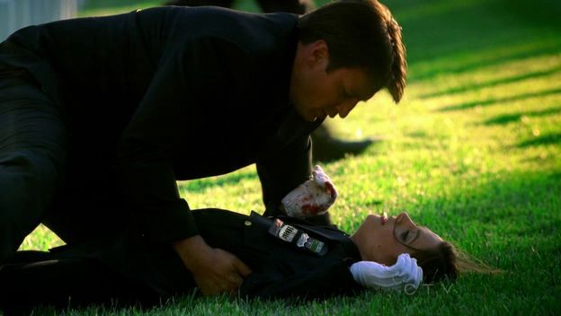 A beckett la disparan en el funeral de Montgomery ¿Con que tipo de arma?