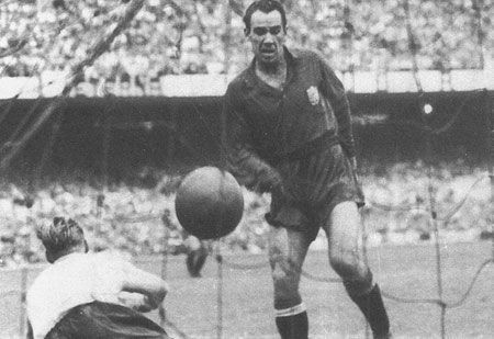 ¿Qué jugador anotó 13 goles en una sola edición, marcando un récord?