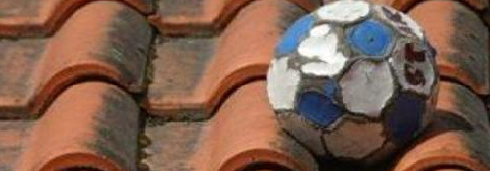 Cuando eras pequeño y a algún amigo tuyo se le colaba una pelota en el tejado