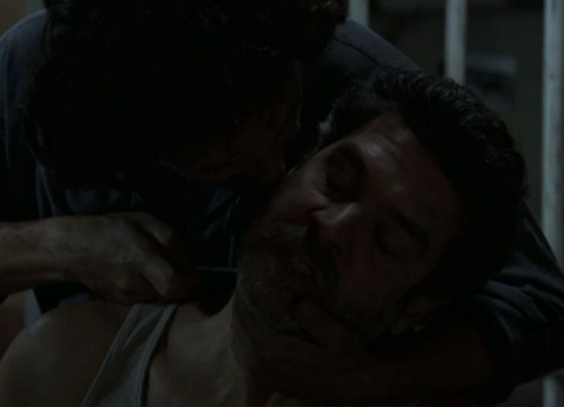 ¿Cómo se llamaba el delincuente que acosaba a Eladio en la cárcel?