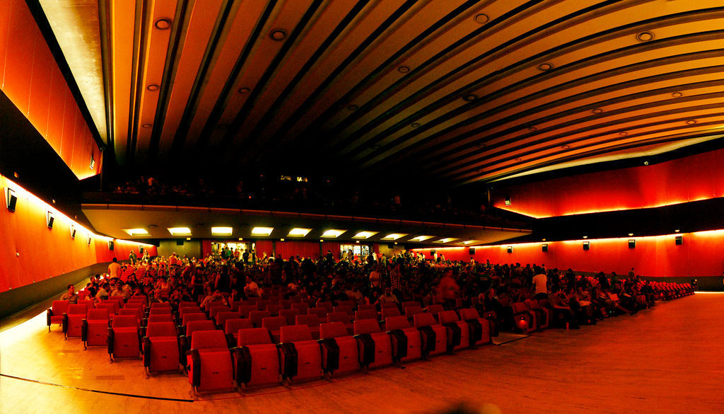 Estás cubriendo un evento (concierto, premios, deporte...) y a un famoso le ocurre algo inesperado que le deja en evidencia.