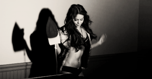 ¿Cuál es la primera canción que baila Natalie en una barra?