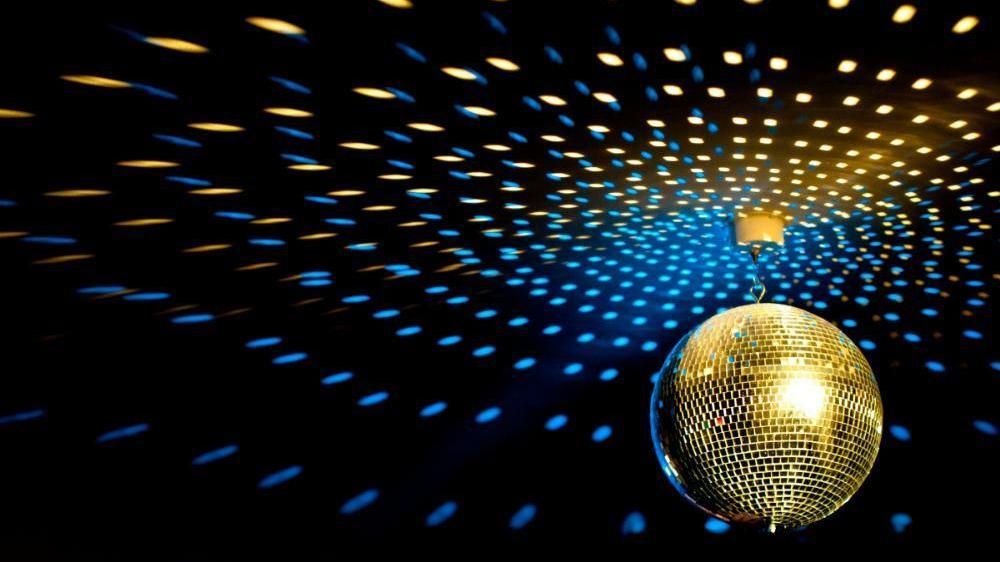 Estás en una fiesta con gente de tu edad, ¿cómo actúas?