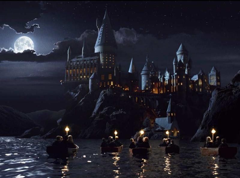 ¿Cómo se llama el colegio de magia al que asiste Harry?
