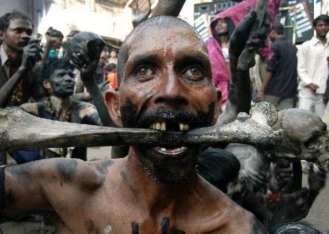 Tu amigo te confiesa que es caníbal y por la noche cava en las tumbas y come los cadáveres de las personas enterradas
