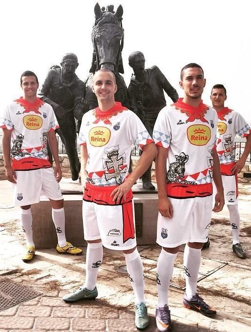 Ahora nos toca con las vestimentas del fútbol español.