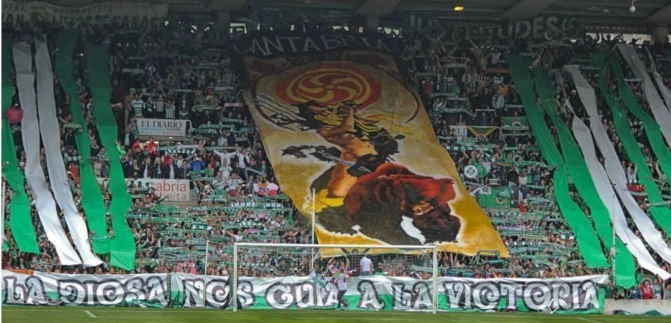 ¿Cómo se llama el fondo en el que se sitúan la mayoría de peñas del Racing?