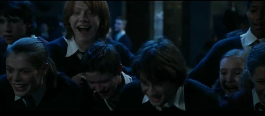 Te encuentras con un grupo de gente vitoreando a dos personas peleándose. ¿Qué haces?