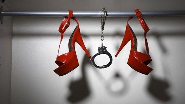 ¿Dejar que tus hijos vean como tu y tu pareja practicais sado o practicarselo a tus hijos?