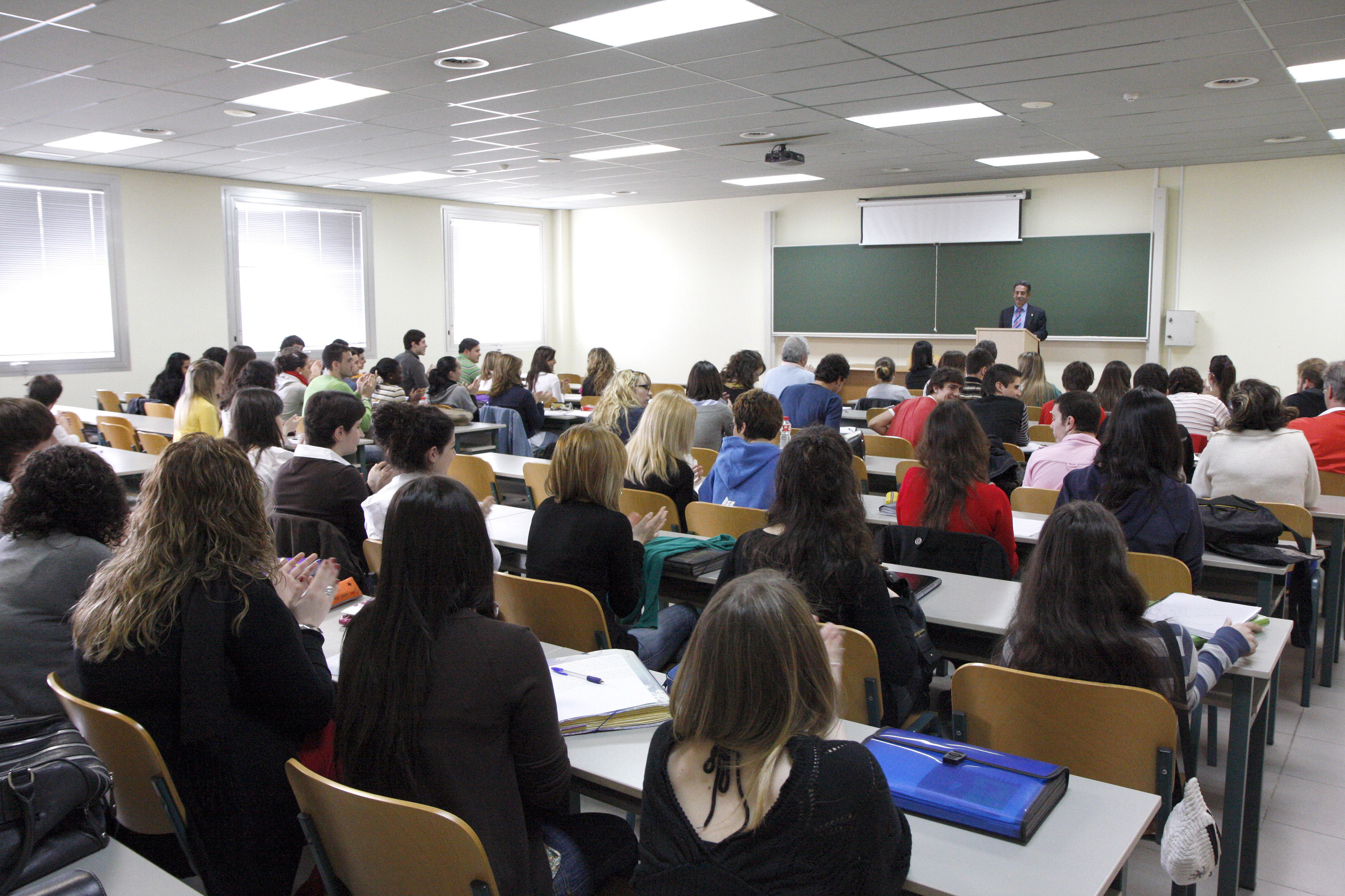 8974 - Test de opinión sobre los estudios.