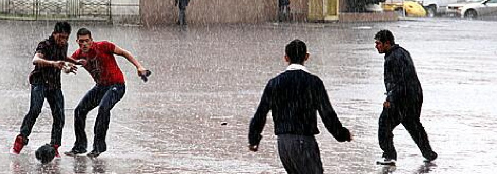 Imaginate que está lloviendo y te dicen de salir a la calle a jugar al fútbol