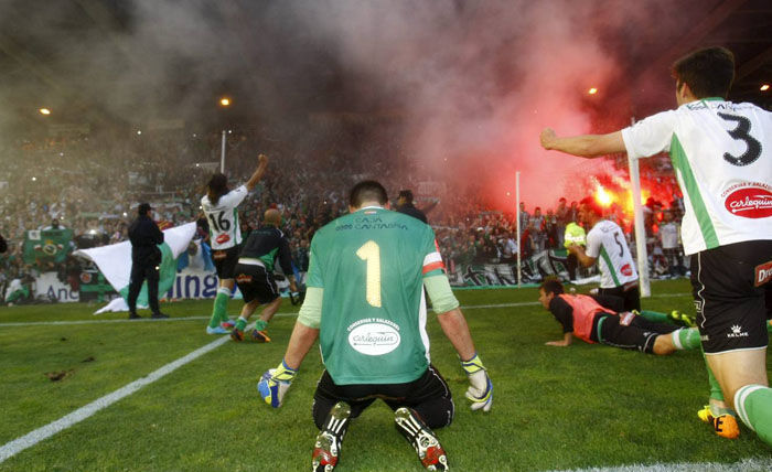 ¿Contra qué equipo se consiguió el ascenso a Segunda División en la 2013/2014?