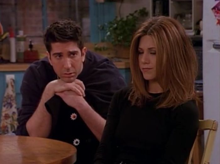 ¿Quien le cuenta a Rachel que Ross le ha sido infiel?