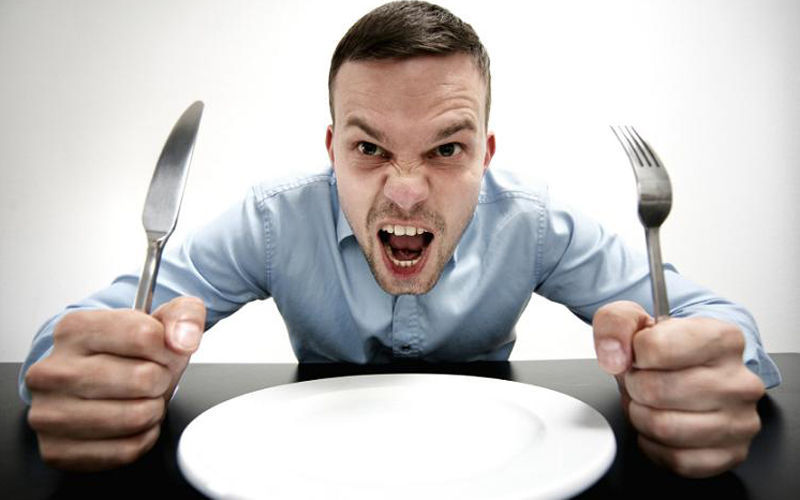 Después de un apocalipsis, no encuentras nada para comer. Hay que alimentarse, así que comes