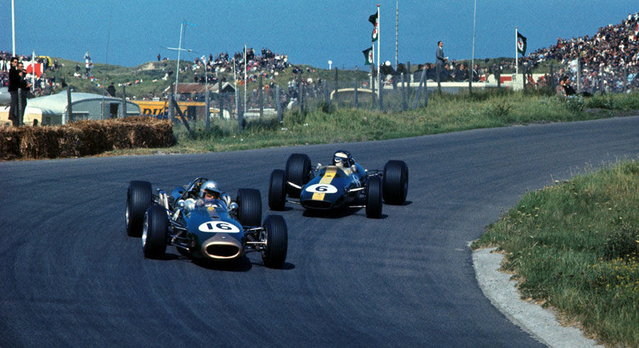 Primer piloto en lograr un campeonato del mundo con un monoplaza fabricado por el mismo