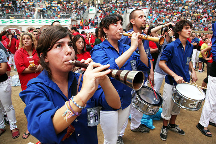 ¿Como se llama a la música que acompaña a los castillos?