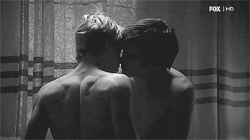 Pillas a tu pareja engañándote con alguien del mismo género...