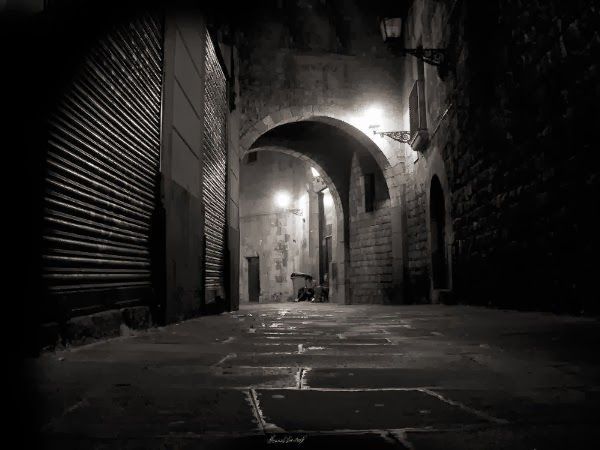 Vas caminando por la calle de noche y un grupo de personas te arrinconan ¿Qué haces?